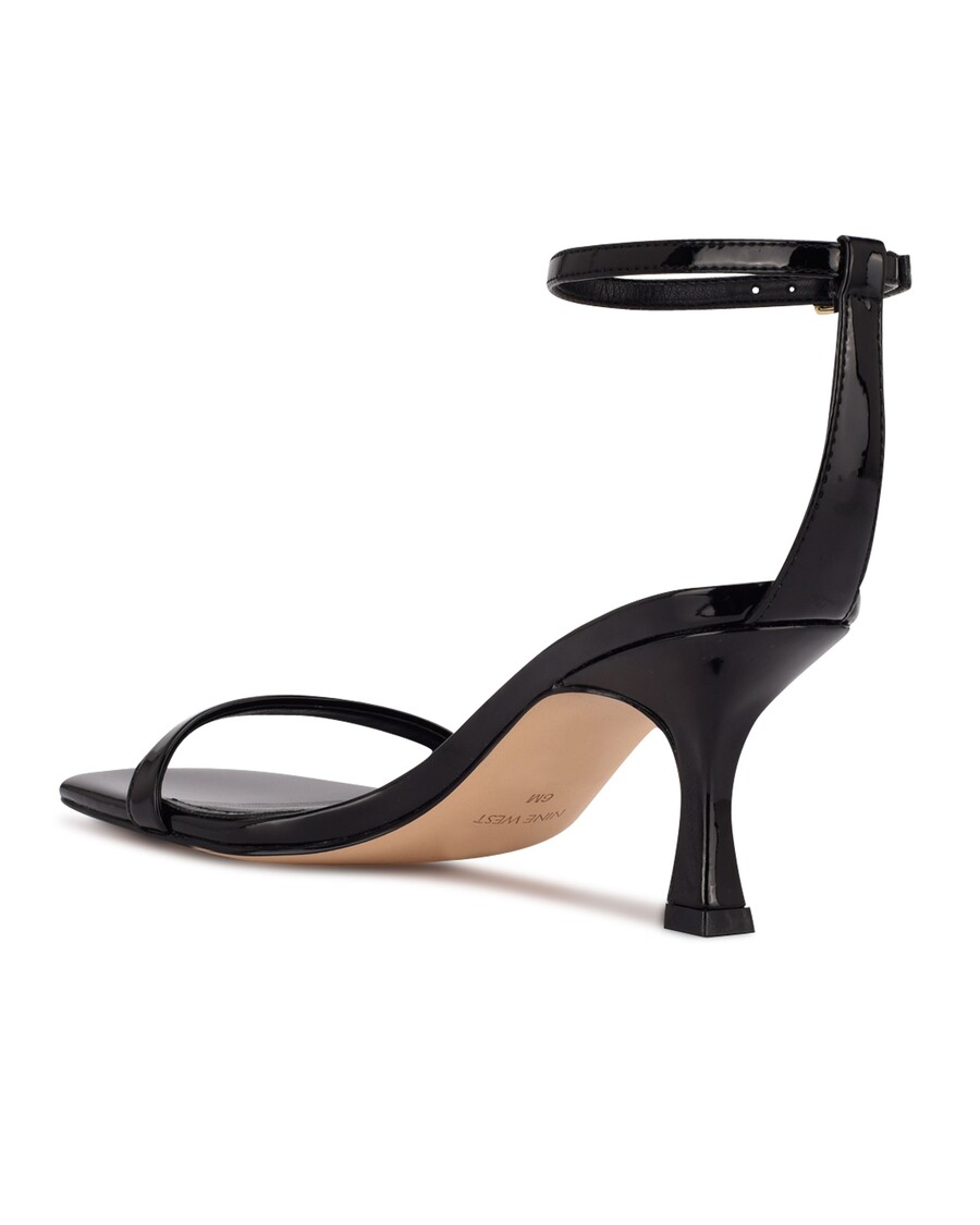 εννέα δυτικά ώριμα σανδάλια με τακούνι