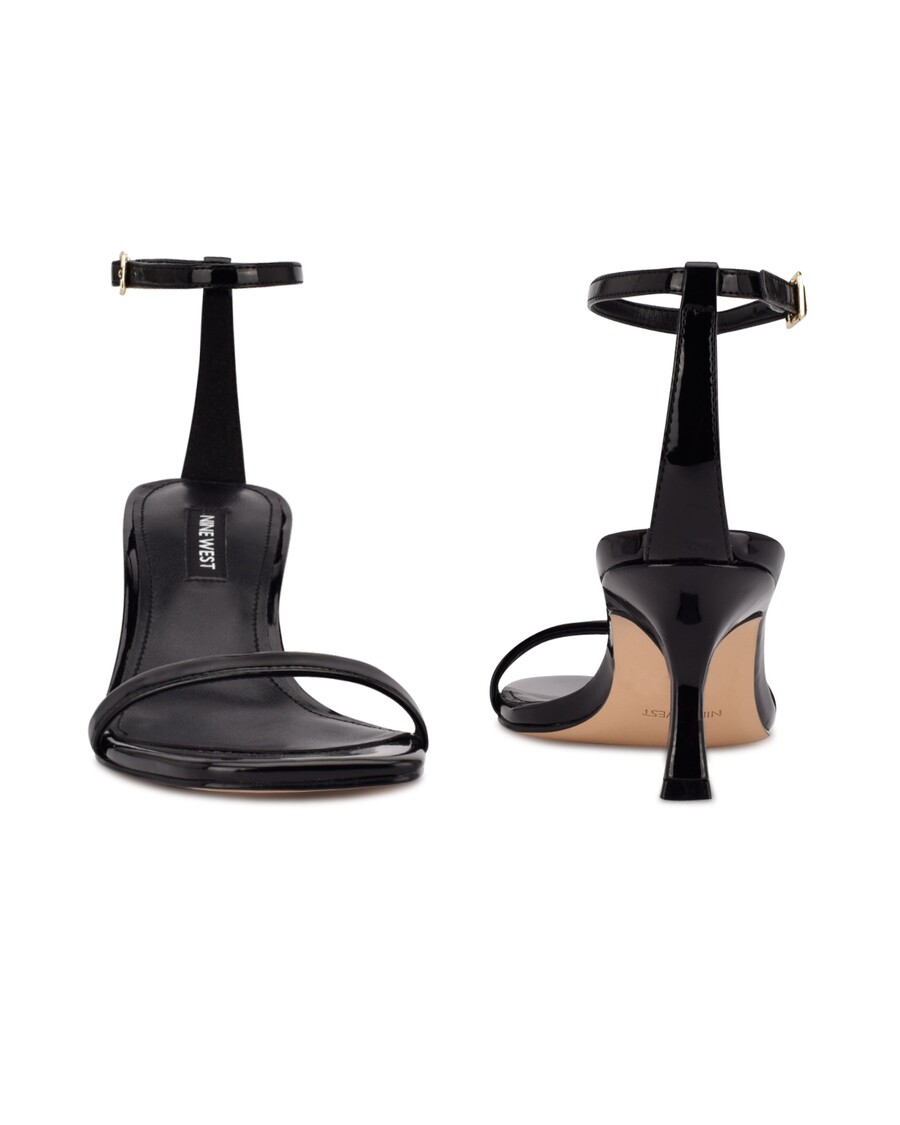 εννέα δυτικά ώριμα σανδάλια με τακούνι