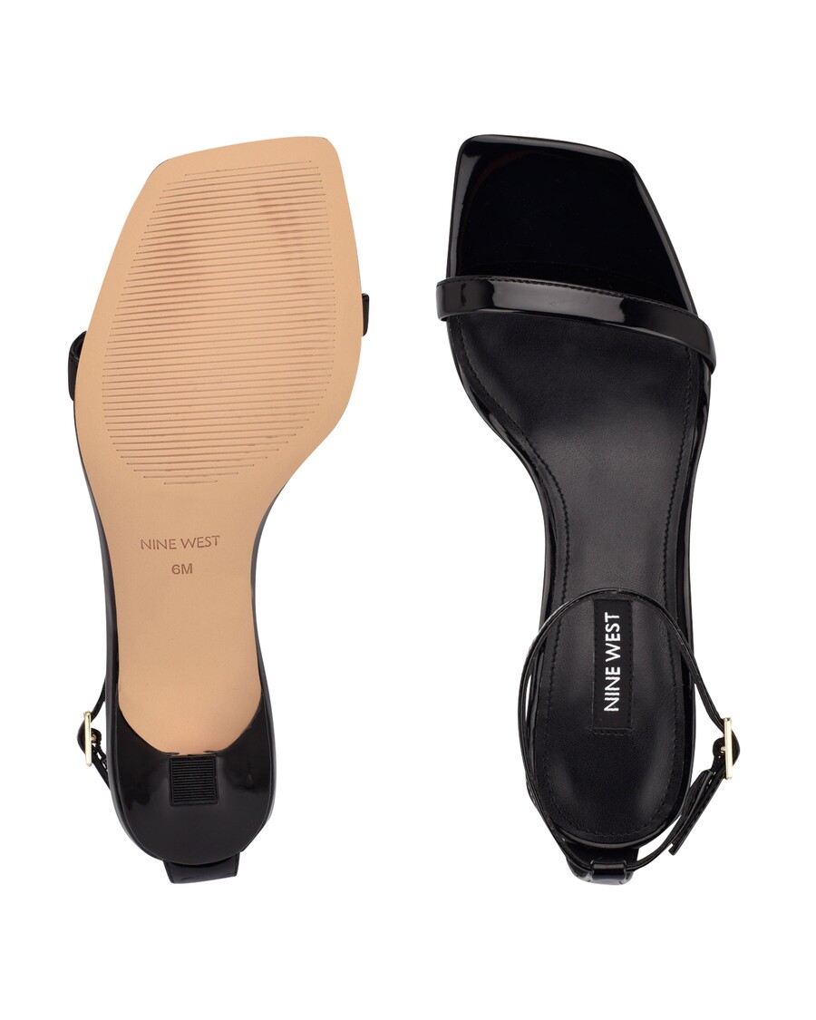 εννέα δυτικά ώριμα σανδάλια με τακούνι