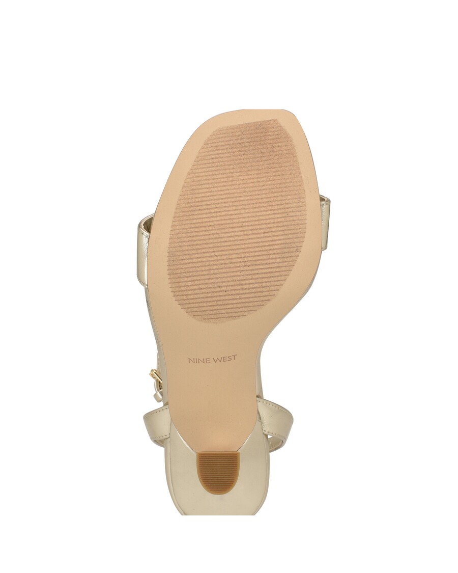صندل بحزام من ناين ويست نيلا