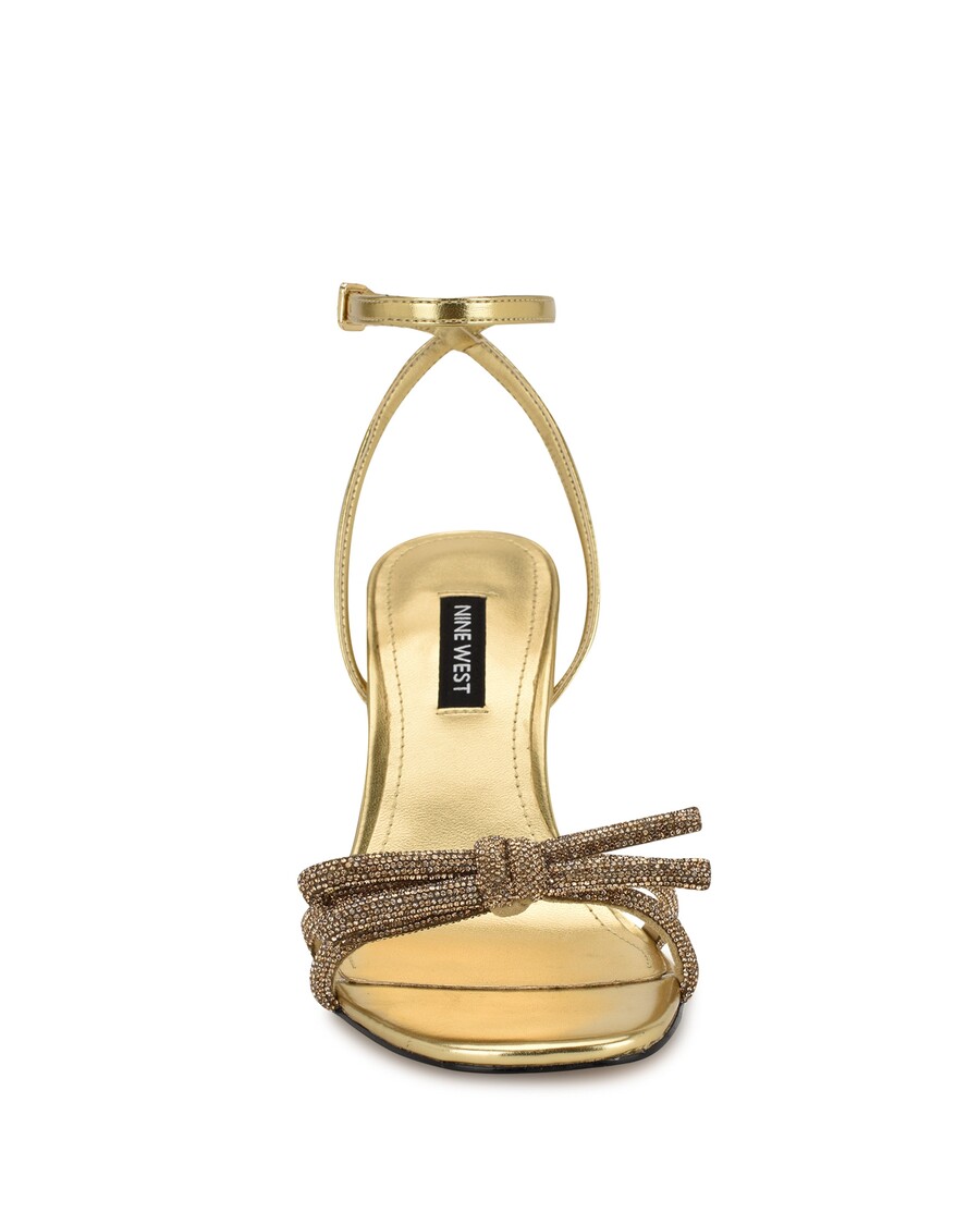 Yhdeksän West Ivid Strassikivisandaalit