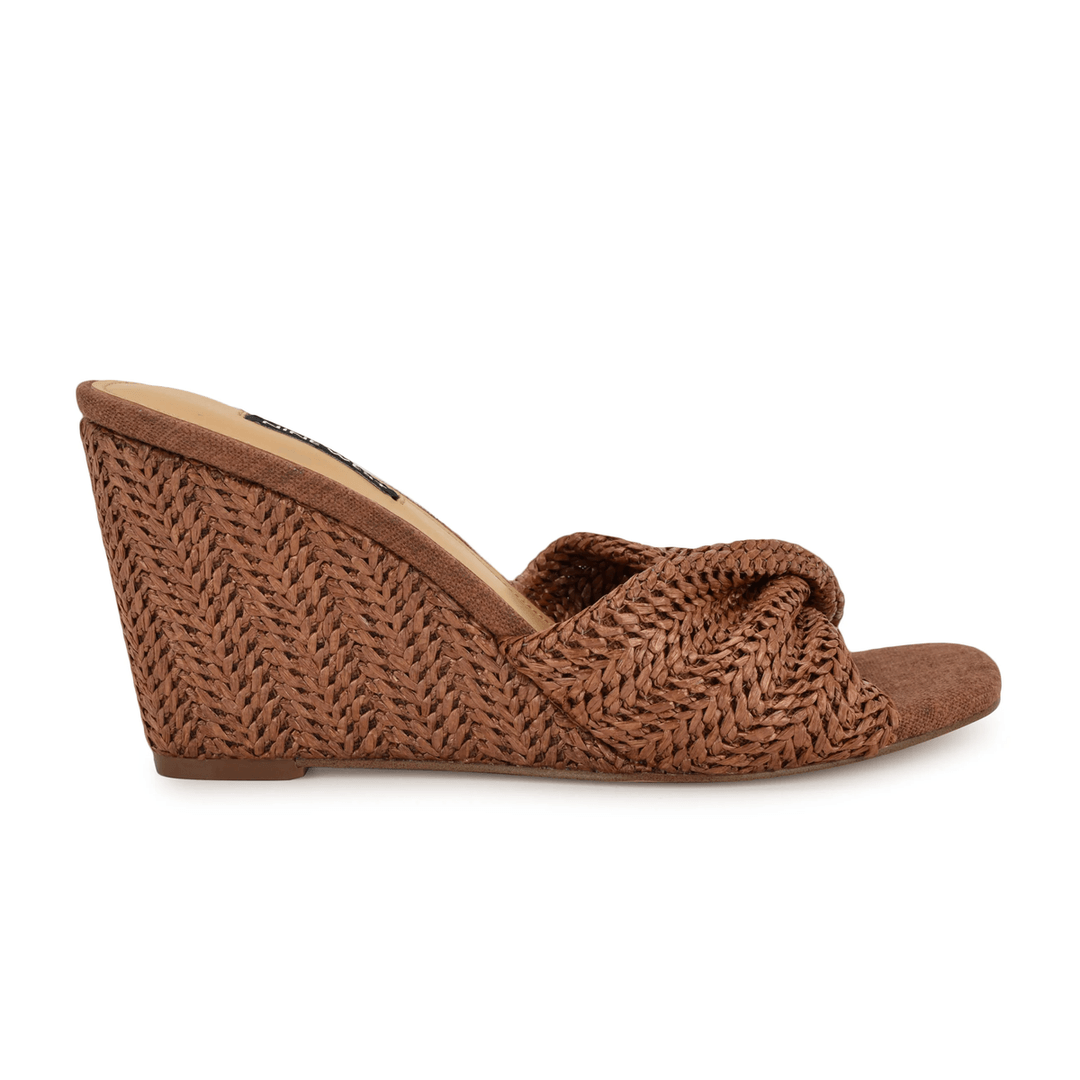 εννέα δυτικά νίκιλ στριφτό Wedge σανδάλια καφέ ραφία